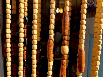 Orientalisch einrichten: Perlenketten
