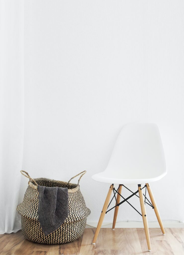 Der Eames Chair besticht durch das perfekte Zusammenspiel der Materialien Fiberglas als Kunststoff, Holz und Draht.
