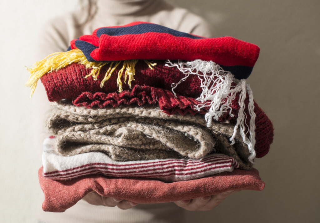 Kleiderschrank organisieren: Stapel Winterkleidung