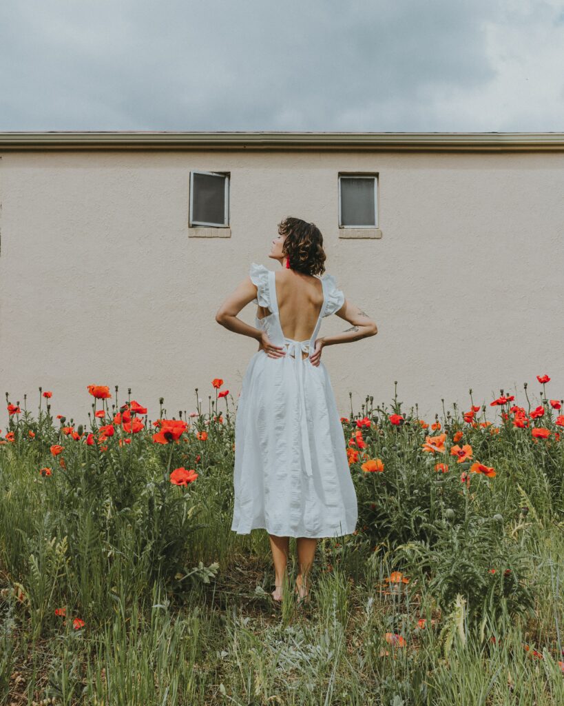 capsule wardrobe im Frühling: Frau in weißem Kleid