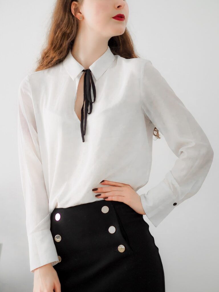 minimalistischer Stil: Frau mit Bluse