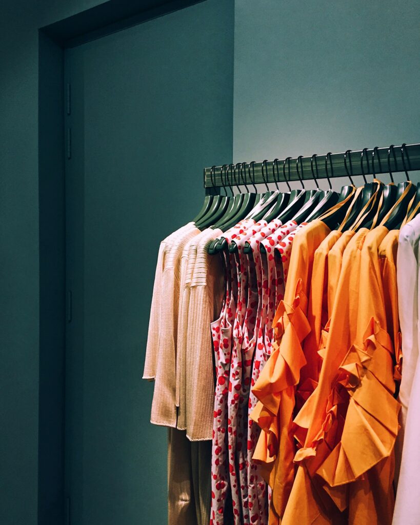 Kleiderschrank organisieren: Kleiderschrank nach Farben sortiert