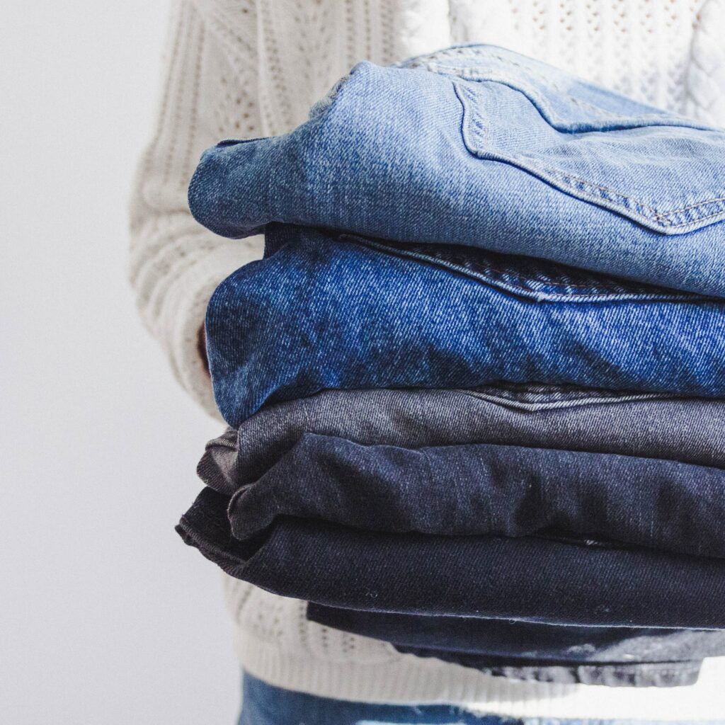 capsule wardrobe im Frühling: Jeans gestapelt