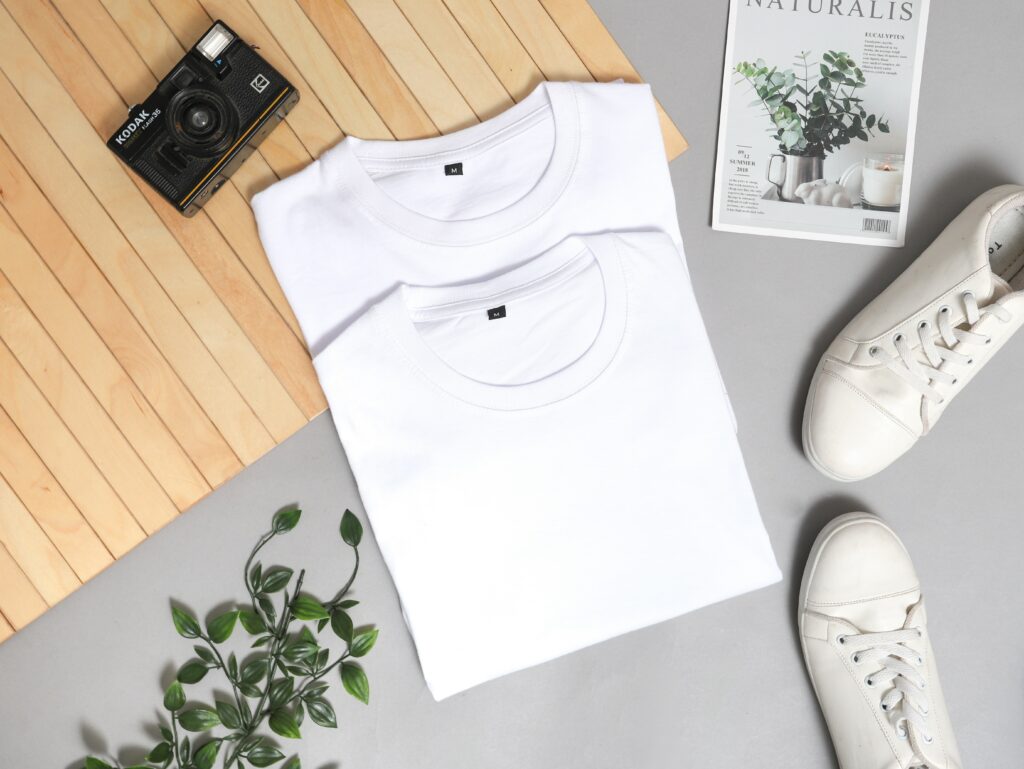 capsule wardrobe im Frühling: weiße T-Shirts