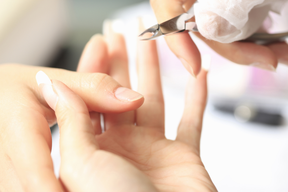 Nagelhaut entfernen mit Nagelhautzange