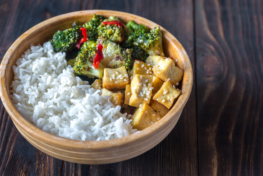vegane Rezepte: Sticky-Tofu mit Brokkoli und Reis