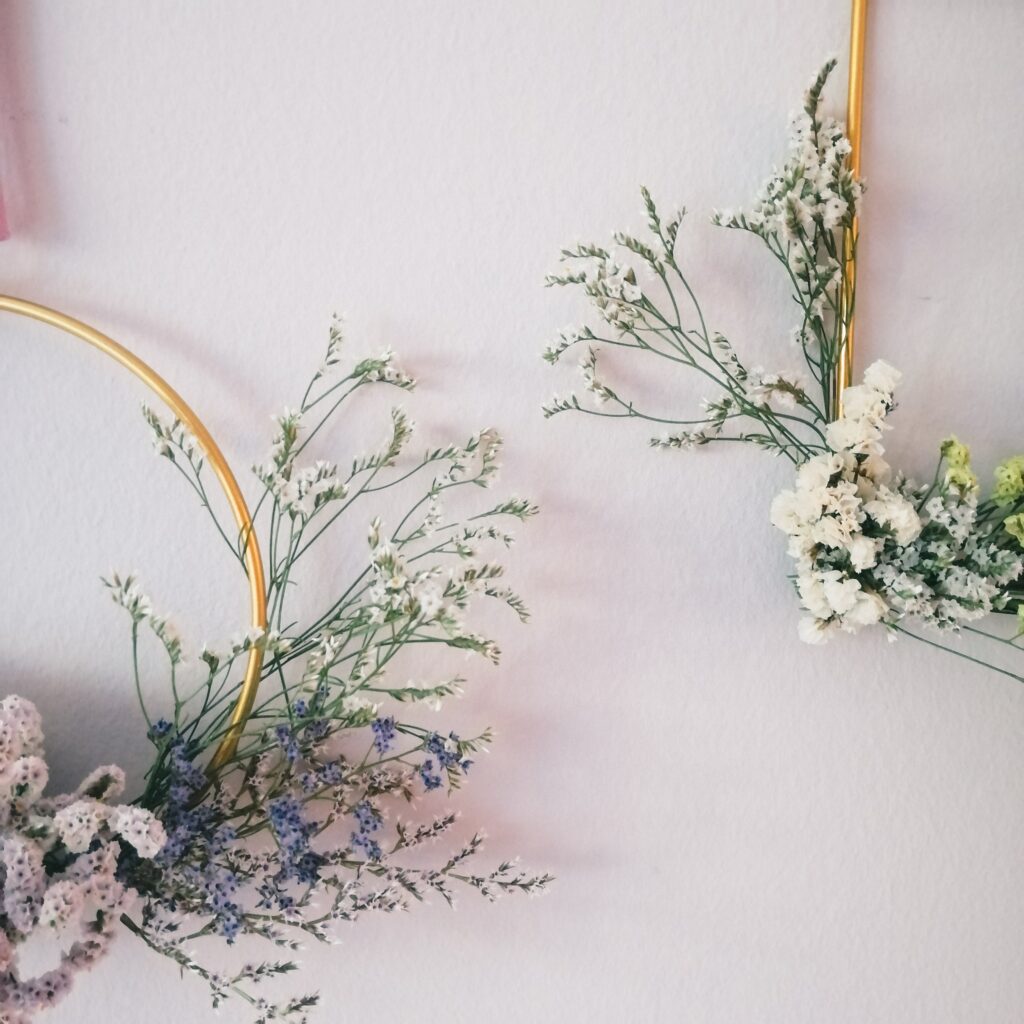 Frühlingsdeko selber machen: Rahmen mit Trockenblumen