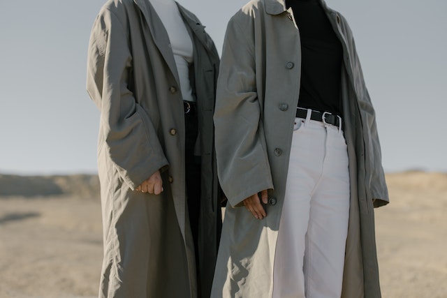 Korean Fashion: zwei Personen in langen, grauen Trenchcoats