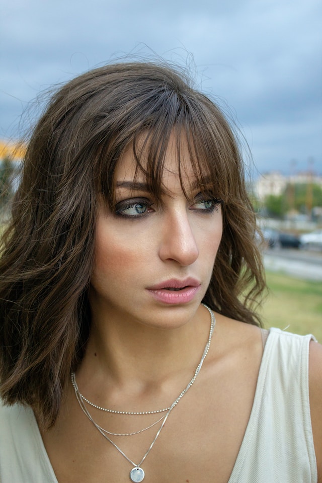 Frau mit wispy bangs