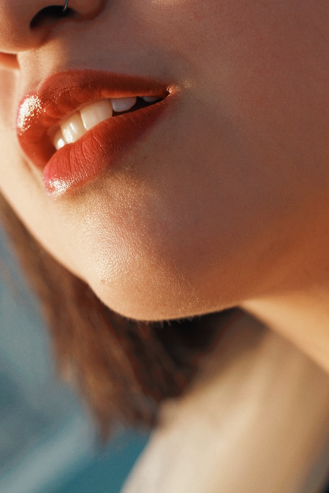 Drogerie Dupes: Frau mit Lippenbalm aufgetragen