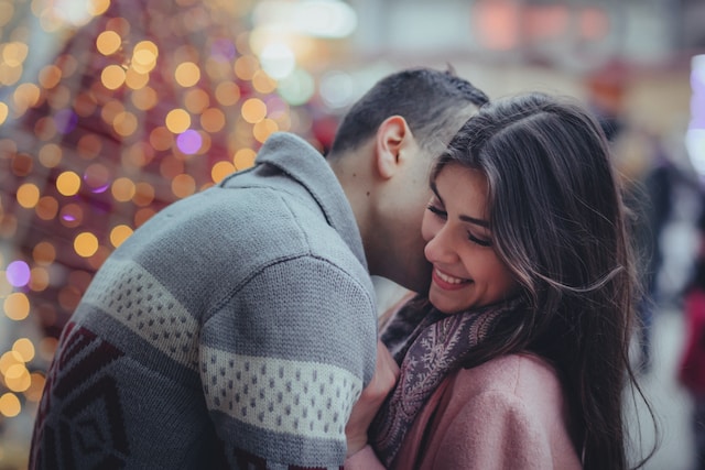 Frau und Mann flirten