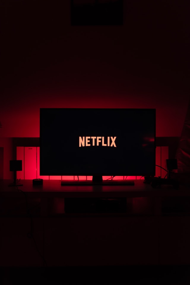 Mädelsabend planen: Netflix-Logo auf Fernseher