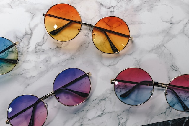 2000er Mode: bunte Sonnenbrillen