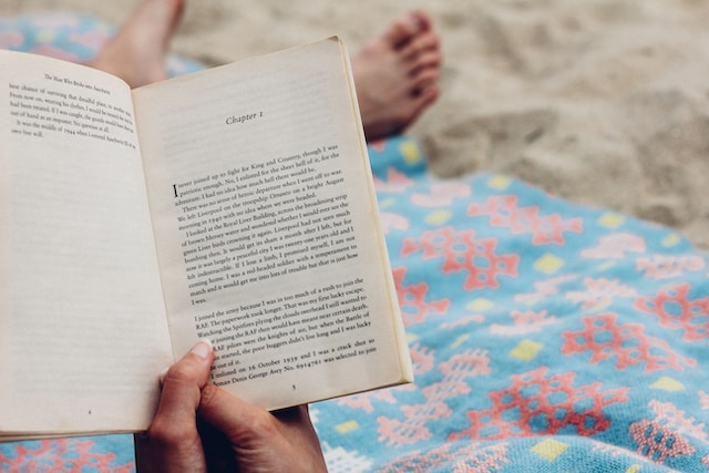 Buch wird am Strand gelesen