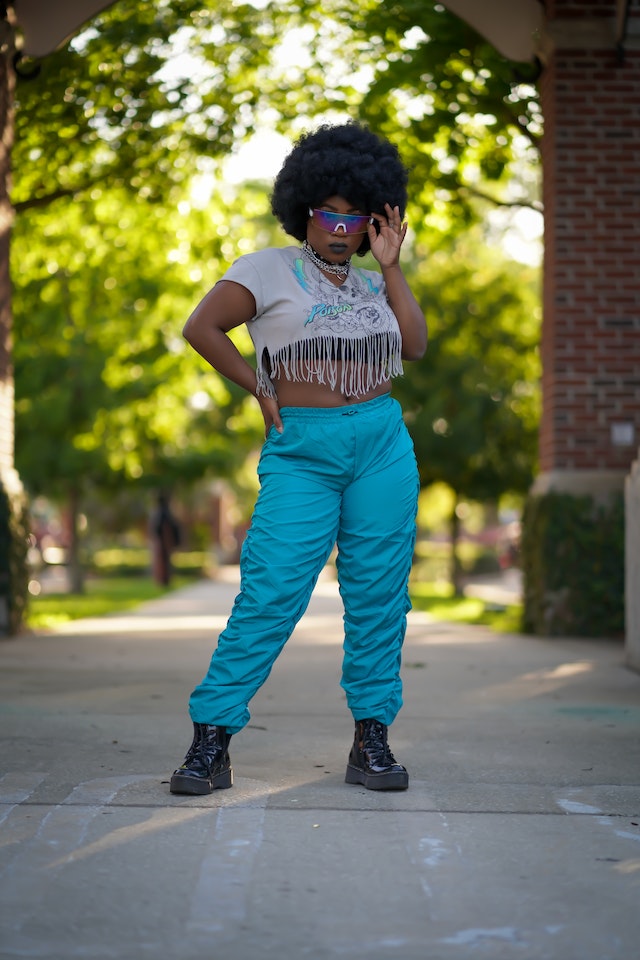 Festival-Looks: Frau mit Crop-Top und Parachute-hose