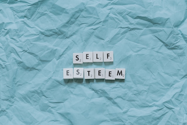 Selbstwertgefühl stärken: Self Esteem Schriftzug