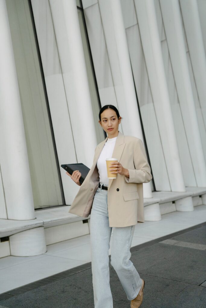 Dresscode "smart casual" Frauzen: Frau mit heller Hose und hellem Blazer