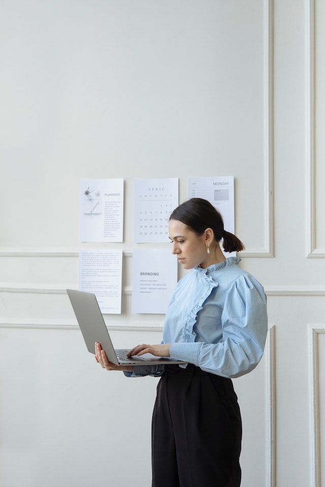 Büro Looks: Frau hält Präsentation in Bundfaltenhosen