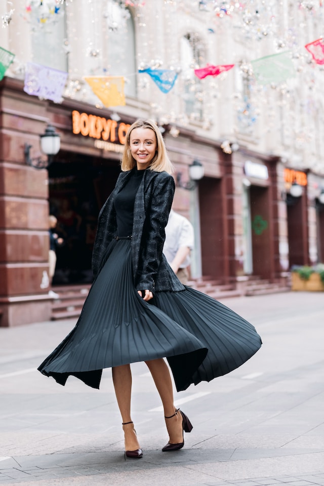 elegante Herbst Outfits: Frau im Midi-Kleid