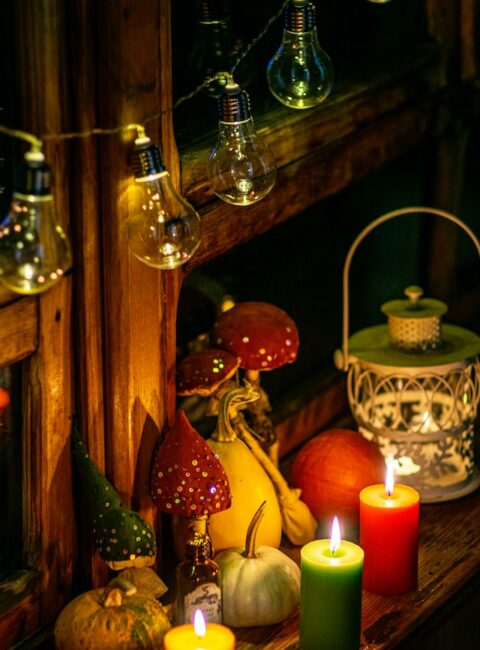 Herbstdeko-Idee mit Kerzen und Pilzen