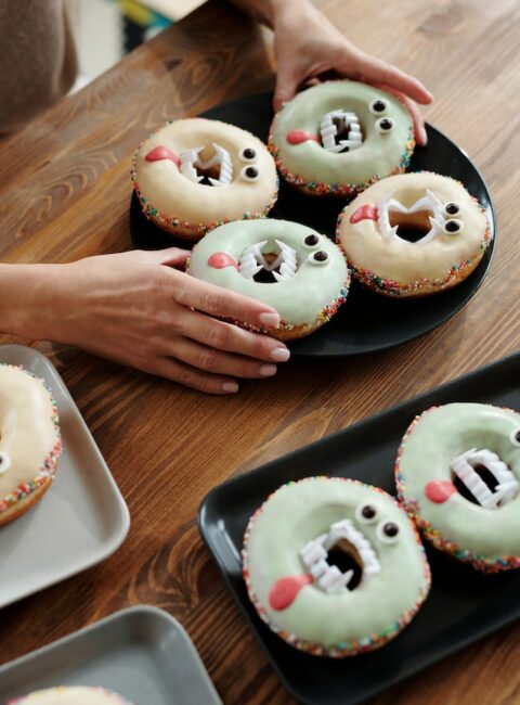 Halloween-Snacks selber machen: Vampir-Donuts