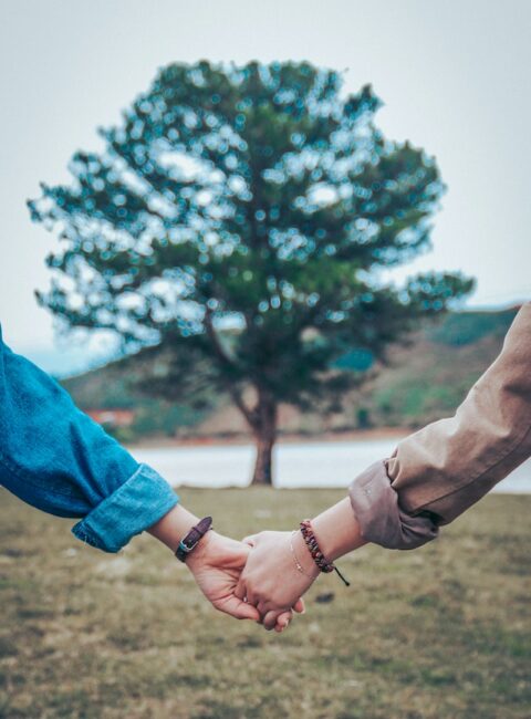 offene Beziehung oder Trennung: Pärchen hält Händchen