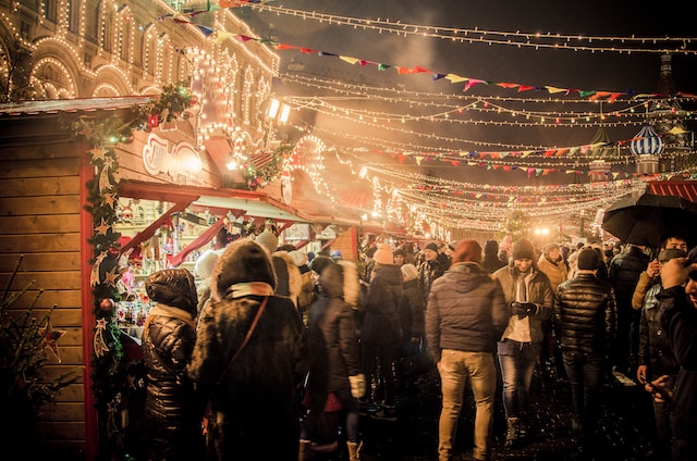 Menschengruppe auf Weihnachtsmarkt