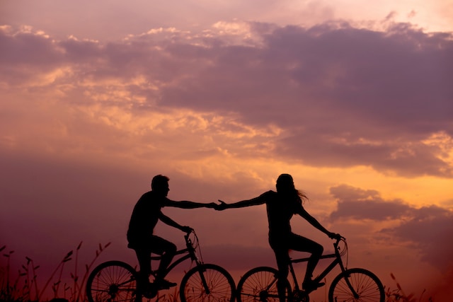 romantischer Kurzurlaub: Pärchen fährt Fahrrad