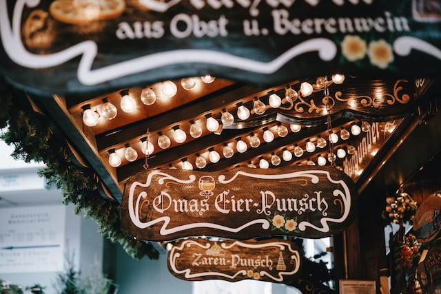 Weihnachtsmarktstand mit Omas Eier-Punsch